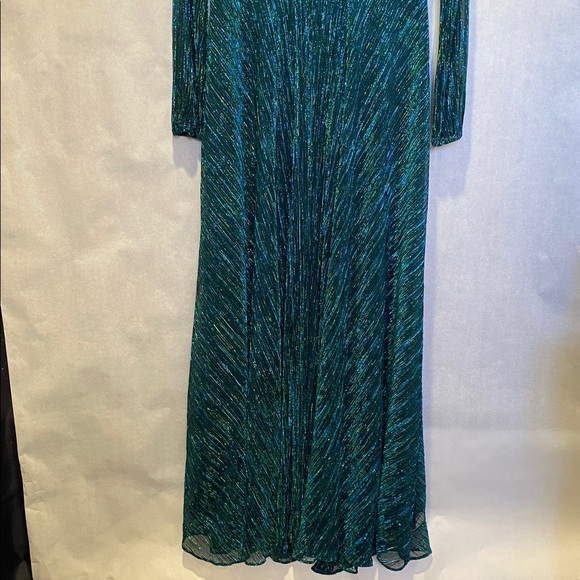 Betsy & Adam Long Sleeve V-Neck Solid Shimmer Gown β Hunter Green NWT 6 - Picture 5 of 7